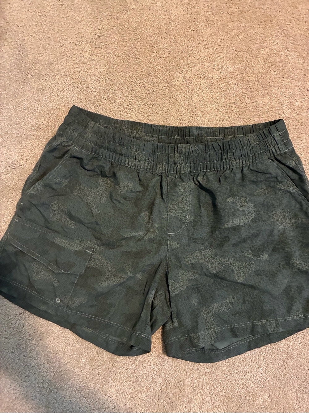 Women’s Columbia Dark Green Camo Elastic-Waist Shorts - Size M